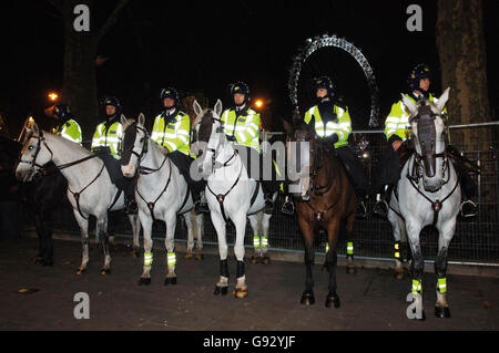 Berittene Polizei am Ufer im Zentrum von London für die Silvesterfeier, Samstag, 31. Dezember 2005. Siehe PA Geschichte SOCIAL Neujahr. DRÜCKEN Sie VERBANDSFOTO. Bildnachweis sollte lauten: Fiona Hanson/PA. Stockfoto