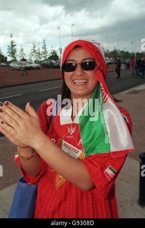 Fußball - Weltmeisterschaft Frankreich 98 - Gruppe F - Jugoslawien / Iran. Ein Iran-Fan sucht nach göttlicher Intervention Stockfoto