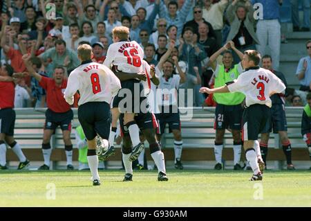 Fußball - Weltmeisterschaft Frankreich 98 - Gruppe G - England gegen Tunesien. Der Engländer Paul Scholes (Nr. 16) feiert mit seinen Teamkollegen, nachdem er Englands zweites Tor gegen Tunesien erzielt hat Stockfoto