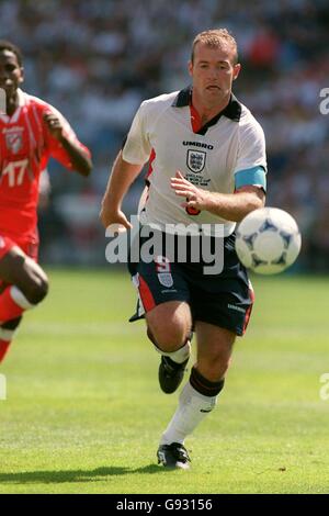 Fußball - Weltmeisterschaft Frankreich 98 - Gruppe G - England gegen Tunesien. Der englische Alan Shearer in Aktion Stockfoto