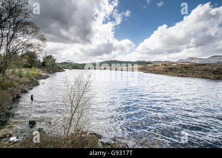 Llyn Bodgynydd im Gwydir Forest Park in der Nähe von Betwsy Coed Nordwales mit Blick auf die Berge von Snowdonia Stockfoto