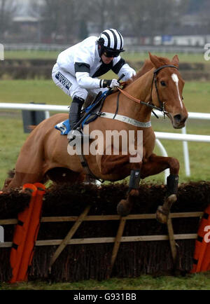 Jockey Graham Lee bringt Sabreflight über die letzte Hürde auf seinem Weg zum Sieg in der Hürde für Anfänger Partridge Mares auf der Wetherby Rennbahn, Donnerstag, 5. Januar 2006. DRÜCKEN SIE VERBANDSFOTO. Das Foto sollte lauten: John Giles/PA. Stockfoto