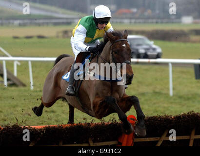 Dominic Elsworth, der Stadtkrippe und Jockey, gewinnt am Donnerstag, den 5. Januar 2006, die Handicap-Hürde von Rocom Siemens auf der Rennbahn Wetherby. DRÜCKEN SIE VERBANDSFOTO. Das Foto sollte lauten: John Giles/PA. Stockfoto