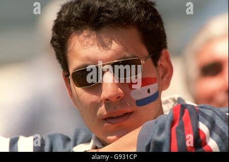 Fußball - Weltmeisterschaft Frankreich 98 - Gruppe D - Paraguay gegen Bulgarien. Paraguay-Fan Stockfoto