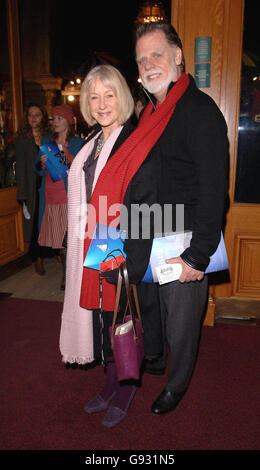 Taylor Hackford und seine Frau Dame Helen Mirren kommen für die VIP-Vorschau der Show "Alegria" des Cirque De Soleil aus der Royal Albert Hall, West London, Donnerstag, 5. Januar 2005. DRÜCKEN Sie VERBANDSFOTO. Bildnachweis sollte lauten: Ian West/PA Stockfoto