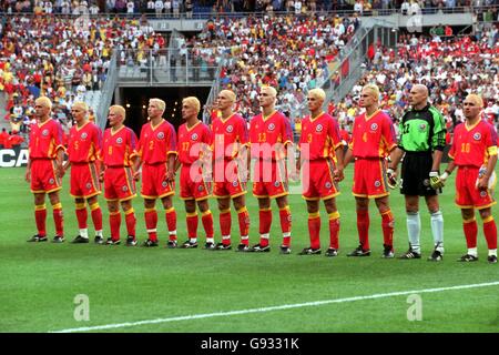 Fußball - Weltmeisterschaft Frankreich 98 - Gruppe G - Rumänien gegen Tunesien. Die rumänischen Spieler stehen für die Nationalhymne an Stockfoto