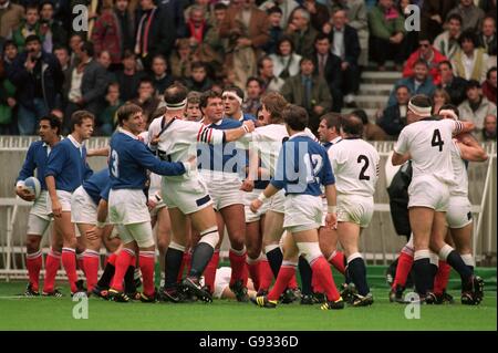 Rugby Union - Weltmeisterschaft 1991 - Viertelfinale - Frankreich gegen England - Parc des Princes. Kämpfen - wie Nigel Heslop gestanzt hat Stockfoto