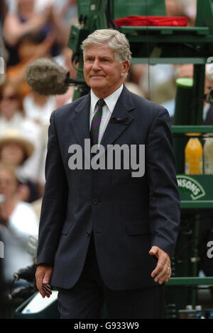 Tennis - Wimbledon Championships 2005 - Herrenfinale - Roger Federer gegen Andy Roddick - All England Club. Turnierschiedsrichter Alan Mills Stockfoto