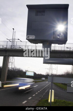 Ein Auto fährt am Freitag, dem 12. Januar 2006, an einer Radarkamera vorbei, da die überfahrenden Autofahrer, die an einem Freitagnachmittag von der Arbeit nach Hause eilen, gewarnt wurden, dass es die gefährlichste Zeit ist, auf Schottlands Straßen zu fahren. Zahlen, die von der Scottish Safety Camera Partnership hervorgehoben wurden, deuteten darauf hin, dass die Unfälle am Freitagnachmittag um fast ein Fünftel zugenommen haben. Sie haben eine Kampagne gegen das, was sie als "Fatal Friday-Syndrom" bezeichnen, gestartet. Siehe PA Story SCHOTTLAND Speeding. DRÜCKEN SIE VERBANDSFOTO. BILDNACHWEIS SOLLTE LAUTEN: Danny Lawson /PA Stockfoto