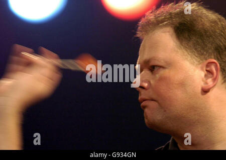 Der Holländer Raymond Van Barneveld in Aktion gegen Tony O'Shea während des Viertelfinalmatches der Lakeside World Professional Championships im Lakeside Complex, Frimley Green, Surrey, Freitag, 13. Januar 2006. Siehe PA Story DARTS Frimley Green. DRÜCKEN SIE VERBANDSFOTO. Bildnachweis sollte lauten: Rebecca Naden/PA. Stockfoto