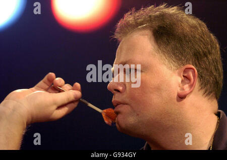 Der Holländer Raymond van Barneveld in Aktion gegen den Engländerin Tony O'Shea während des Viertelfinalmatches der Lakeside World Professional Championships im Lakeside Complex, Frimley Green, Surrey, Freitag, 13. Januar 2006. Siehe PA Geschichte DARTS Frimley Green. DRÜCKEN Sie VERBANDSFOTO. Bildnachweis sollte lauten: Rebecca Naden/PA. Stockfoto