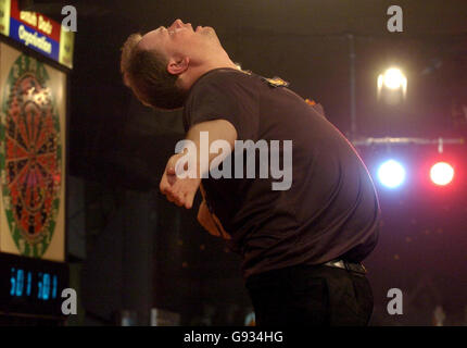 Raymond van Barneveld feiert den Sieg des Englands Tony O'Shea beim Viertelfinale der Lakeside World Professional Championships im Lakeside Complex, Frimley Green, Surrey, Freitag, 13. Januar 2006. Siehe PA Story DARTS Frimley Green. DRÜCKEN SIE VERBANDSFOTO. Bildnachweis sollte lauten: Rebecca Naden/PA. Stockfoto