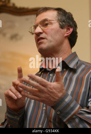 Vincent McGrath, Mitglied von Rossport Five, sprach zum ersten Mal seit seiner Freilassung aus dem Gefängnis öffentlich, beim Start einer Lobbygruppe mit dem Titel People Before Profit im Zentrum von Dublin, am 13. Januar 2006. Er sagte, dass Irlands Öl- und Gasressourcen aus den Händen gesichtsloser multinationaler Unternehmen genommen und an die lokalen Gemeinschaften zurückgegeben werden sollten. McGrath sagte, die Regierung müsse alle Verträge mit Explorationsunternehmen in den 1980er und 1990er Jahren aufheben. Siehe PA Story ENVIRONMENT Communities. DRÜCKEN SIE VERBANDSFOTO. Der Bildnachweis sollte lauten: Niall Carson/PA Stockfoto