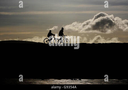 Radfahrer auf Dollymount Strand in Dublin während einer Pause im Winterwetter. Stockfoto