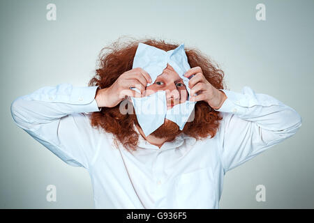 Verärgerter Mann Riss aus Papier Stockfoto