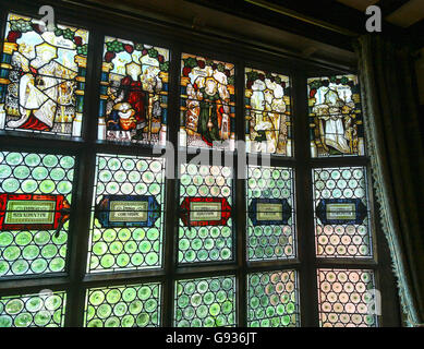 Viktorianische Glasfenster, entworfen von Charles Eamer Kempe bei Wightwick Manor Wolverhampton West Midlands England UK Stockfoto