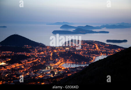 Ein Panorama von Dubrovnik bei Nacht, Kroatien (auf der Oberseite der Stadt) Stockfoto