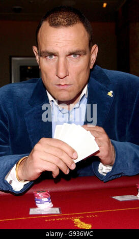 Ex-Fußballer wurde Schauspieler Vinnie Jones während des Vinnie Jones Celebrity Poker Tournament, in Hilfe der SPARKS Charity (Sport Aiding Medical Research for Kids), im Sportsman Casino, Central London, Mittwoch 18 Januar 2006. Vinnie ist zurück in Großbritannien, nachdem er für seine Rolle als 'Juggernaut' in X-Men 3 gedreht hat. DRÜCKEN Sie VERBANDSFOTO. Bildnachweis sollte lauten: Anthony Harvey/PA Stockfoto