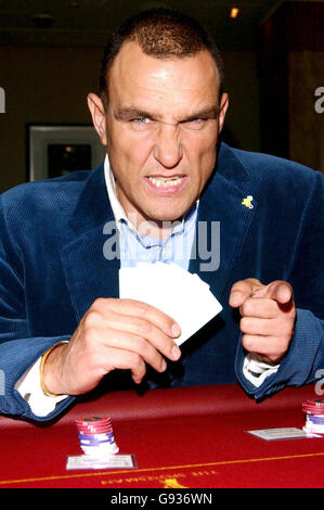 Ex-Fußballer wurde Schauspieler Vinnie Jones während des Vinnie Jones Celebrity Poker Tournament, in Hilfe der SPARKS Charity (Sport Aiding Medical Research for Kids), im Sportsman Casino, Central London, Mittwoch 18 Januar 2006. Vinnie ist zurück in Großbritannien, nachdem er für seine Rolle als 'Juggernaut' in X-Men 3 gedreht hat. DRÜCKEN Sie VERBANDSFOTO. Bildnachweis sollte lauten: Anthony Harvey/PA Stockfoto