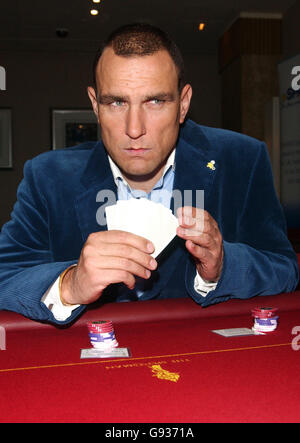 Ex-Fußballer wurde Schauspieler Vinnie Jones während des Vinnie Jones Celebrity Poker Tournament, in Hilfe der SPARKS Charity (Sport Aiding Medical Research for Kids), im Sportsman Casino, Central London, Mittwoch 18 Januar 2006. Vinnie ist zurück in Großbritannien, nachdem er für seine Rolle als 'Juggernaut' in X-Men 3 gedreht hat. DRÜCKEN Sie VERBANDSFOTO. Bildnachweis sollte lauten: Anthony Harvey/PA Stockfoto