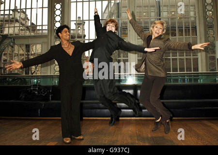 Tänzer (L-R) Carlos Acosta, Leon Cooke (Billy, in 'Billy Elliot') und Angela Rippon während der Critics' Circle National Dance Awards 2006, in der Vilar Floral Hall im Royal Opera House, Central London, Donnerstag, 19. Januar 2006. DRÜCKEN SIE VERBANDSFOTO. Der Bildnachweis sollte lauten: Yui Mok/PA Stockfoto