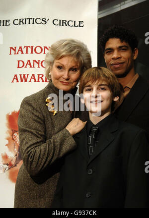 Tänzer (L-R) Angela Rippon, Leon Cooke (Billy, in 'Billy Elliot') und Carlos Acosta während der Critics' Circle National Dance Awards 2006, in der Vilar Floral Hall im Royal Opera House, Central London, Donnerstag, 19. Januar 2006. DRÜCKEN SIE VERBANDSFOTO. Der Bildnachweis sollte lauten: Yui Mok/PA Stockfoto