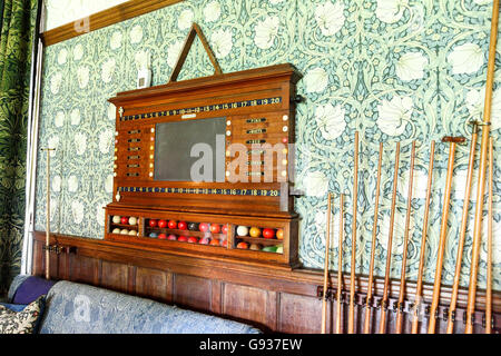 Eine Anzeigetafel für alte englische Pool im Billardzimmer im Wightwick Manor Wolverhampton West Midlands England UK Stockfoto