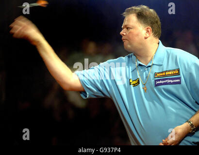 Der Holländer Raymond van Barneveld im Einsatz gegen Gary Anderson aus Schottland während der zweiten Runde der Lakeside World Professional Championships im Lakeside Complex, Frimley Green, Surrey, Mittwoch, 11. Januar 2006. Siehe PA Story DARTS Frimley Green. DRÜCKEN SIE VERBANDSFOTO. Der Bildnachweis sollte lauten: Sean Dempsey/PA. Stockfoto