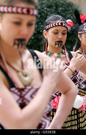 Künstler aus Ngati Ranana führen einen Maori 'Kapa Haka', im Dartmouth House, im Zentrum von London, zum offiziellen Start der Neuseeland Lamb Week, Donnerstag, 12. Januar 2006. New Season Neuseeland Lamm Woche läuft vom 16. Bis 22. Januar. DRÜCKEN Sie VERBANDSFOTO. Bildnachweis sollte lauten: Geoff Caddick/PA Stockfoto