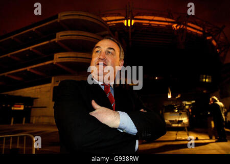 Nicky Brennan, der neue Präsident der GAA, am Dienstag, den 17. Januar 2006, vor dem Croke Park in Dublin. Irische Rugby- und Fußball-internationale Spiele werden zum ersten Mal im Croke Park, dem Sitz der Gaelic Athletic Association, im Jahr 2007 ausgetragen, wie heute bestätigt wurde. Die GAA, die Irish Rugby Football Union und der Football Association of Ireland haben die Vereinbarung heute Nachmittag in einer gemeinsamen Erklärung bekannt gegeben. Siehe PA Geschichte IRISH Stadium. DRÜCKEN SIE VERBANDSFOTO. Das Foto sollte lauten: Julien Behal/PA. Stockfoto