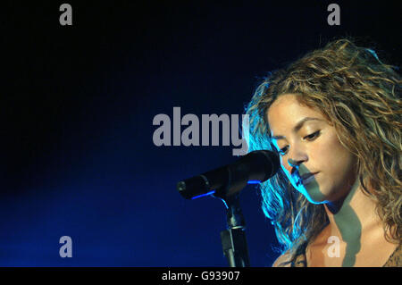 Shakira tritt am Dienstag, dem 17. Januar 2006, auf der Launch Party ihres Albums ('Oral Fixation Vol.2') in der Porchester Hall, West London, auf. DRÜCKEN SIE VERBANDSFOTO. Photo Credit sollte lauten: Steve Parsons/PA. Stockfoto