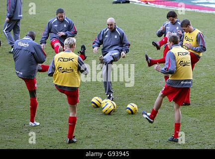 Fußball - FA Barclays Premiership - Liverpool / Tottenham Hotspur - Anfield. Liverpool-Spieler wärmen sich vor dem Spiel auf Stockfoto