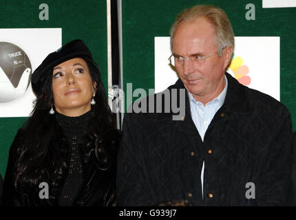 Der englische Fußballmanager Sven Goran Eriksson und seine Partnerin Nancy Dell'Olio im Südosten Londons, Mittwoch, 18. Januar 2006, während des Startes des Football for Unity-Projekts, das die Toleranz zwischen Kindern unterschiedlicher Herkunft und Glaubensrichtungen fördern soll. Dies ist das erste öffentliche Engagement von Herrn Eriksson, seit der 57-Jährige einem Undercover-Reporter von News of the World - der sich als reicher Araber ausgab - sagte, dass er als England-Trainer austreten würde, wenn das Team in diesem Sommer die Weltmeisterschaft gewinnen würde, und schlug vor, dass er bereit wäre, Manager zu werden Von Aston Villa im Rahmen einer hypothetischen Übernahme. Siehe PA Story Stockfoto