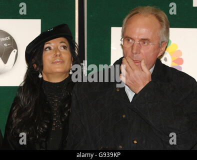 Der englische Fußballmanager Sven Goran Eriksson und seine Partnerin Nancy Dell'Olio im Südosten Londons, Mittwoch, 18. Januar 2006, während des Startes des Football for Unity-Projekts, das die Toleranz zwischen Kindern unterschiedlicher Herkunft und Glaubensrichtungen fördern soll. Dies ist das erste öffentliche Engagement von Herrn Eriksson, seit der 57-Jährige einem Undercover-Reporter von News of the World - der sich als reicher Araber ausgab - sagte, dass er als England-Trainer austreten würde, wenn das Team in diesem Sommer die Weltmeisterschaft gewinnen würde, und schlug vor, dass er bereit wäre, Manager zu werden Von Aston Villa im Rahmen einer hypothetischen Übernahme. Siehe PA Story Stockfoto