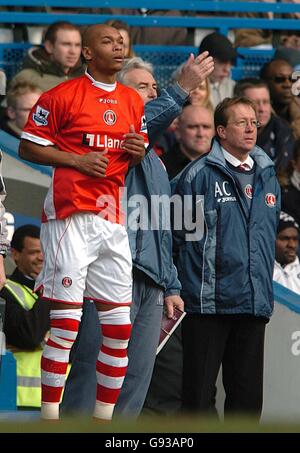 Fußball - FA Barclays Premiership - Chelsea / Charlton Athletic - Stamford Bridge. Marcus Bent von Charlton Athletic bereitet sich darauf vor, für sein neues Team ins Feld zu gehen, während Manager Alan Curbishley sich anschaut Stockfoto