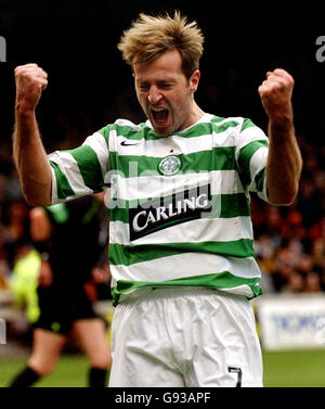 Maciej Zurawski von Celtic feiert, nachdem er am Sonntag, den 22. Januar 2006, beim Spiel der Bank of Scotland Premier League im Fir Park, Motherwell, gegen Motherwell schoss. DRÜCKEN SIE VERBANDSFOTO. Der Bildnachweis sollte lauten: Danny Lawson/PA. ***REDAKTIONELLE VERWENDUNG OINLY*** Stockfoto