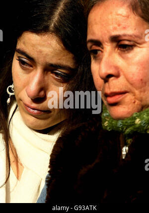 Ein Freund der Familie de Menezes weint bei einer Mahnwache für Jean Charles de Menezes am Bahnhof Stockwell, Süd-London, Sonntag, 22. Januar 2005. Die Mahnwache von Familie, Freunden und Unterstützern, markiert den sechsmonatigen Jahrestag der Erschießung des Brasilianers durch die Polizei. Nachdem er für einen terroristischen Verdächtigen verwechselt wurde. Siehe PA Geschichte POLIZEI Menezes .PRESS ASSOCIATION Foto. Bildnachweis sollte lauten: Chris Young/PA Stockfoto