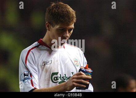 Fußball - FA Barclays Premiership - Manchester United / Liverpool - Old Trafford. Steven Gerrard aus Liverpool geht niedergeschlagen los Stockfoto