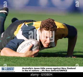 Rugby Union - Tri Nations Series - Bledisloe Cup - Neuseeland / Australien. Der Australier Jason Little hat einen Versuch gemacht Stockfoto