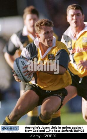 Rugby Union - Tri Nations Series - Bledisloe Cup - Neuseeland / Australien. Der australische Jason Little in Aktion Stockfoto