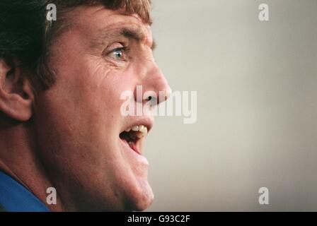 Fußball - freundlich - Sheffield United / Benfica. Steve Bruce, Manager von Sheffield United, gibt seinem Team Anweisungen Stockfoto