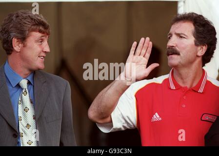 Sheffield United Manager Steve Bruce (links) sieht sich als Benfica an manager Graeme Souness (rechts) erteilt Aufträge Stockfoto