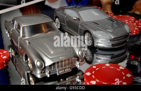 Ein Aston Martin DBS (rechts) und DB5 Sportwagen sind das Thema von intensivem Interesse, auf der Toy Fair im Excel Center, in den Londoner Docklands, Mittwoch, 25. Januar 2006. Das neue Corgi-Modellauto, das heute vorgestellt wird, wird im kommenden Bond-Film "Casino Royale" zu sehen sein. DRÜCKEN Sie VERBANDSFOTO. Bildnachweis sollte lauten: John Stillwell/PA Stockfoto