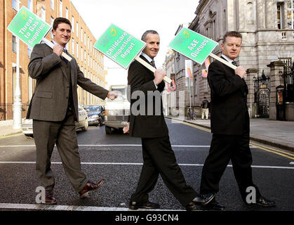 Grüne Partei TDS von links: Eamon Ryan, Ciaran Cuffe und Trevor Sargent protestieren vor dem Dail in Dublin, Mittwoch, 25. Januar 2006, über die Wiederaufnahme nach der Weihnachtspause. Die Partei protestierte gegen den "Business as usual"-Ansatz. DRÜCKEN Sie VERBANDSFOTO. Bildnachweis sollte lauten: Julien Behal/PA Stockfoto