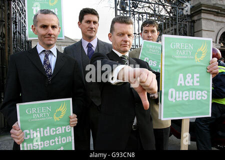 Grüne Partei TDS von links: Ciaran Cuffe, Eamon Ryan und Trevor Sargent protestieren vor dem Dail in Dublin, Mittwoch, 25. Januar 2006, über die Wiederaufnahme nach der Weihnachtspause. Die Partei protestierte gegen den "Business as usual"-Ansatz. DRÜCKEN Sie VERBANDSFOTO. Bildnachweis sollte lauten: Julien Behal/PA Stockfoto