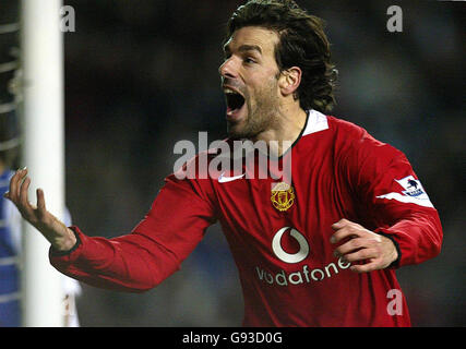 Ruud van Nistelrooy von Manchester United feiert sein Tor gegen Blackburn Rovers während des Carling Cup-Halbfinalmatches in Old Trafford, Manchester, Mittwoch, 25. Januar 2006. DRÜCKEN Sie VERBANDSFOTO. Bildnachweis sollte lauten: Martin Rickett/PA. Stockfoto