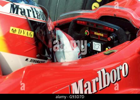 Michael Schumacher bereitet sich mit einer Karte von auf den Rennsport vor Die ungarische Rennstrecke Stockfoto