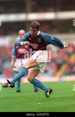 Fußball - FA Carling Premiership - Aston Villa / Middlesbrough. Alan Thompson von Aston Villa feuert im dritten Tor Stockfoto