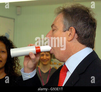 Der britische Premierminister Tony Blair nimmt während eines Besuchs in einem Primary Care Center im Finsbury Park, London, einen Lungenfunktionstest ab, nachdem er zugesagt hatte, die NHS-Versorgung den Patienten näher zu bringen, als er über das Weißbuch zur Primärversorgung sprach. Er sagte GMTV, dass nach einer „großen“ öffentlichen Konsultation mit 42,000 Personen die Hauptbotschaft gewesen sei, dass die Menschen einen besseren und leichteren Zugang zur Versorgung wünschten. Stockfoto