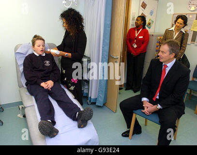 Der britische Premierminister Tony Blair beobachtet Galieo West, 10, während eines Besuchs in einem Primary Care Center im Finsbury Park, London, am Montag, den 30. Januar 2006, einen Lungenfunktionstest, nachdem er zugesagt hatte, die NHS-Versorgung den Patienten näher zu bringen, während er über das Weißbuch zur Primärversorgung sprach. Er sagte GMTV, dass nach einer "großen" öffentlichen Konsultation mit 42,000 Personen die Hauptbotschaft gewesen sei, dass die Menschen einen besseren und leichteren Zugang zur Versorgung wünschten. Siehe PA Story HEALTH Primär. DRÜCKEN Sie VERBANDSFOTO. Bildnachweis sollte lauten: Michael Stephens/PA/WPA Rota Stockfoto